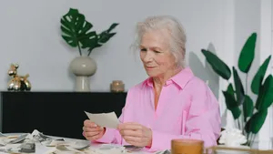 vrouw kijkt foto's