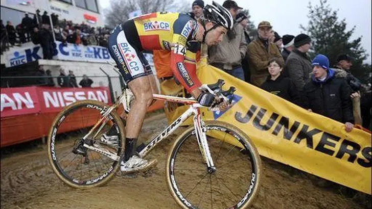 Albert wint Azencross en last pauze in