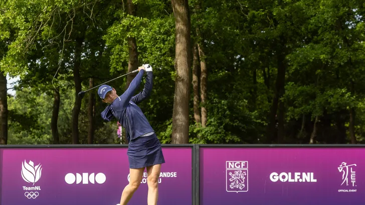 Anne van Dam staat er na de eerste dag goed voor op vier slagen van de leiding