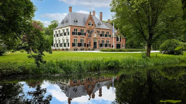 Unieke kans: dit adellijke landhuis in Friesland staat te koop