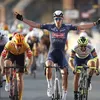 Van der Poel knecht met kapot stuur, ploegmaat Merlier wint Le Samyn