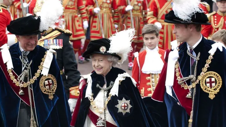 Queen, Kousenband, Kostuumdrama!