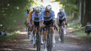 belgen op het wk gravel die aan het bosfietsen zijn in het bos