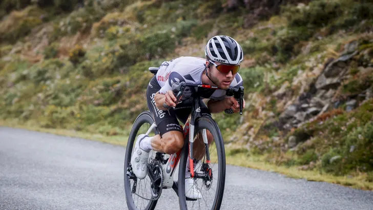 Geen ballen meer op de buis: UCI wil gevaarlijke daalhouding verbieden 