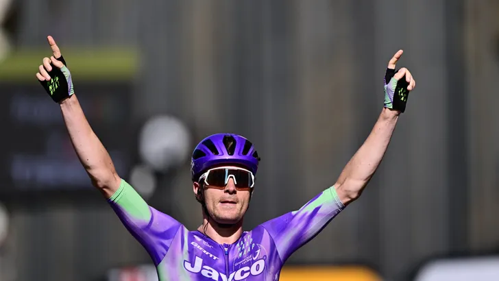 Mauro Schmid heeft de dertiende etappe van de Tour de France gewonnen. Team Jayco-AlUla zette zelfs UAE Team Emirates-XRG in de zak.