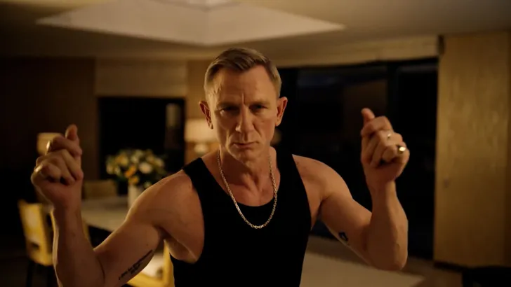 Even genieten: Daniel Craig doet disco (en blijft sexy!)