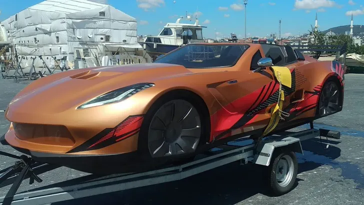 Deze Corvette stuurt echt als een boot