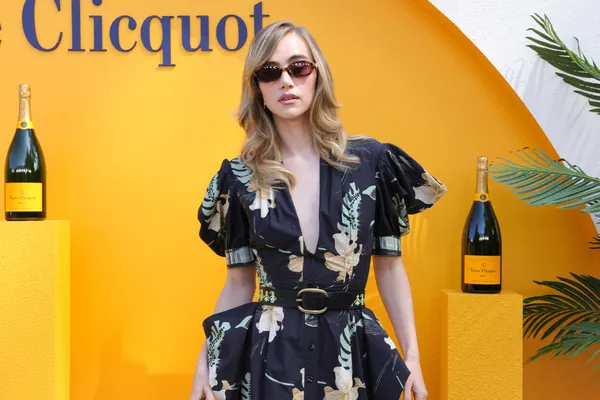 Suki Waterhouse tijdens de Veuve Clicquot Polo Classic