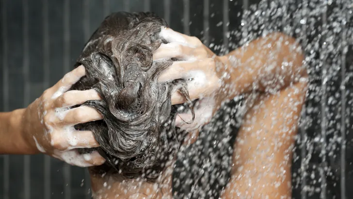 's Ochtends of 's avonds je haar wassen? Dit zeggen de experts