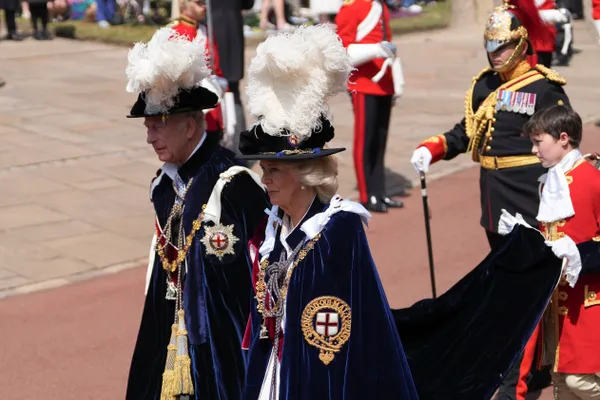 De stoet werd geleid door Charles en Camilla...