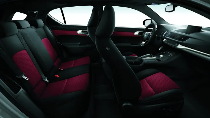 Luxe rood-zwart lederen interieur van een tweedehands Lexus CT 200h F-Sport occasion met sportstuur.