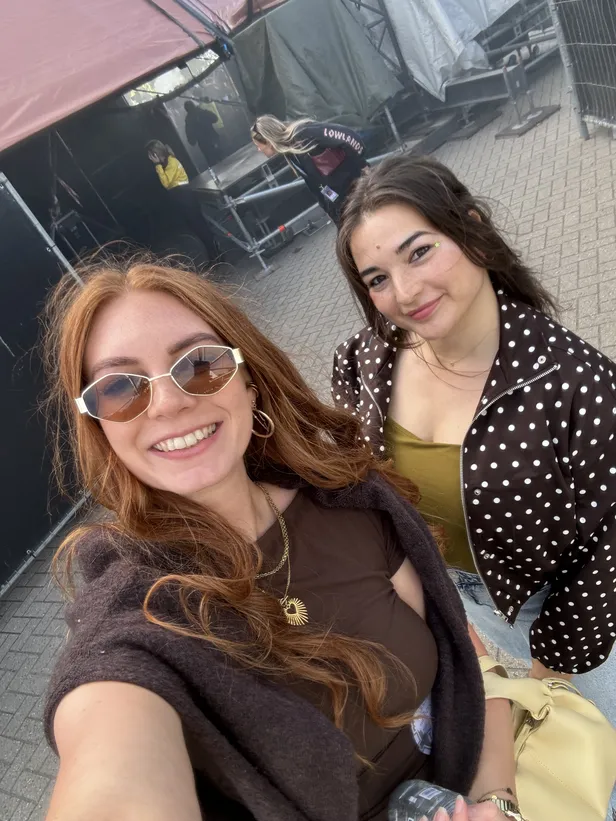 Sanne en Christel backstage bij de Alpha.