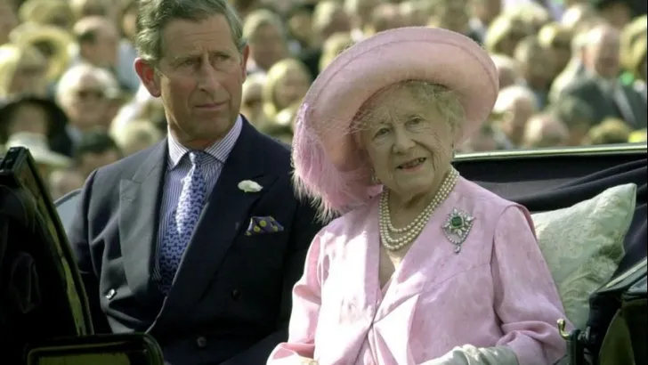 Prins Charles zadelt dorp op met Windsors