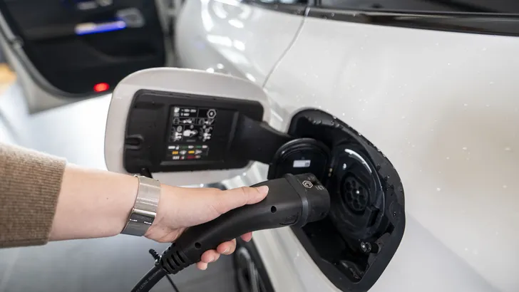 Nederlanders kopen ineens deze ‘onverkoopbare’ auto, precies nu Den Haag wil ingrijpen