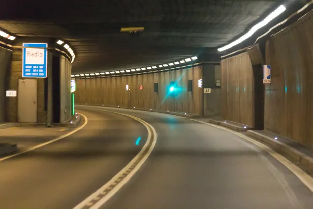 Rijbaan en verlichting in het interieur van de Gotthardtunnel in Zwitserland.