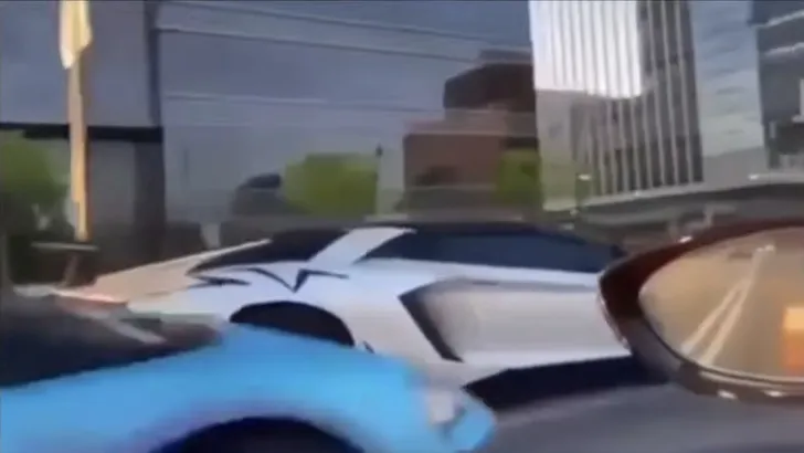 VIDEO: McLaren 570S geeft Lamborghini Aventador kusje bij Gumball 3000