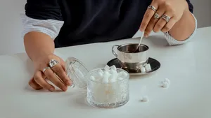 Vrouw drinkt koffie met meer suiker dan zij dacht
