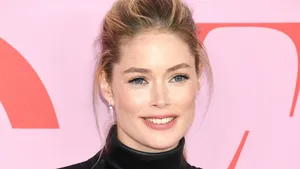 Doutzen Kroes komt vast te zitten op de catwalk tijdens Victoria's Secret Fashion Show