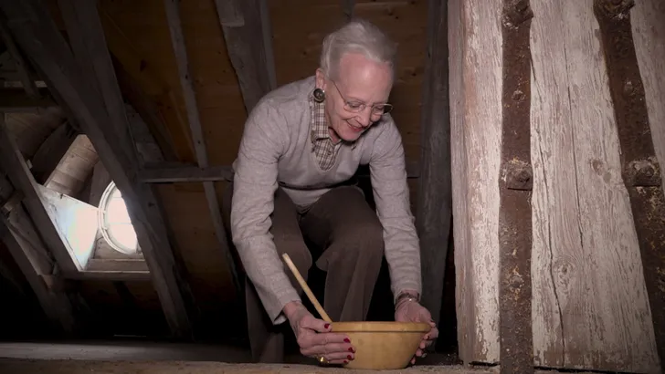 Hilarisch: Margrethe zet pap op zolder voor kerstelf