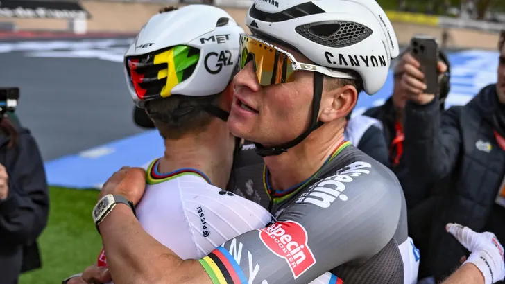 Mathieu van der Poel en Tadej Pogacar omhelzen elkaar na de finish van Parijs-Roubaix.