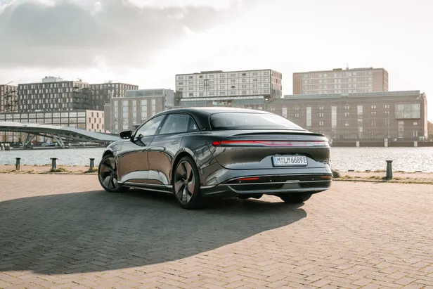 Lucid Air Grand Touring gefotografeerd aan de waterkant