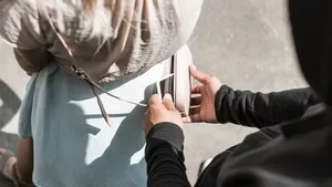 Zakkenroller steelt telefoon uit tas van nietsvermoedende vrouw.