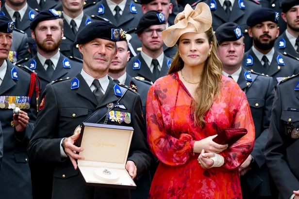 Prinses Amalia samen met krijgsmacht tijden het in ontvangst nemen van de regimentsbroche. 