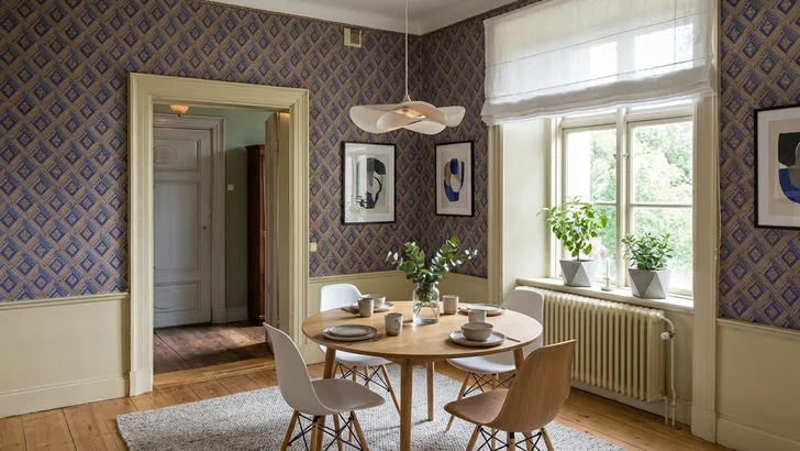 De retro-trend voor 2026: zó pas je behang stijlvol toe in je interieur