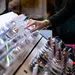 Vrouw is make-up aan het shoppen in de winkel.