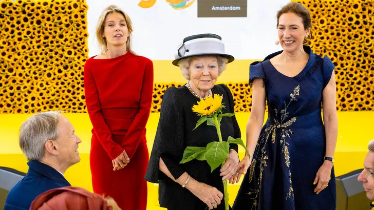 Prinses Beatrix aanwezig bij vijftigjarig jubileum Van Gogh Museum