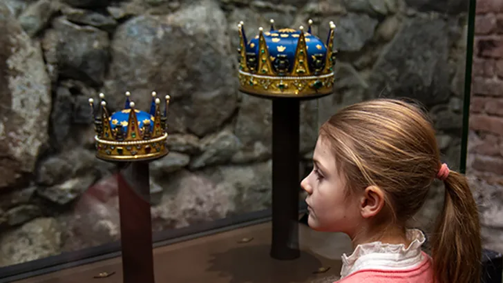 Prinses Estelle (6) checkt alvast de regalia