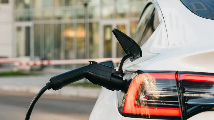 Waarom elektrische auto’s niet altijd stil zijn