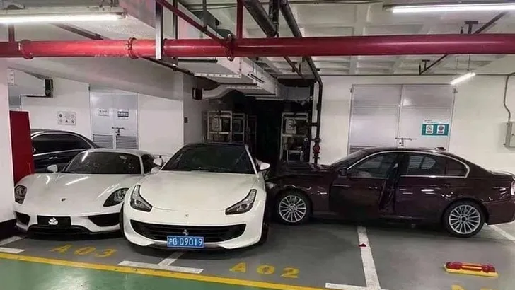 Chinese BMW-rijder maakt kapitale fout in parkeergarage