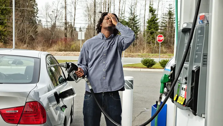 Prijzen aan de pomp bereiken opnieuw recordhoogte: €2 per liter nieuwe norm