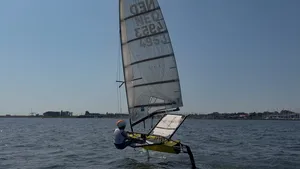 Met een zelfgebouwde foiler naar Italië: Team Velox staat voor grootste test