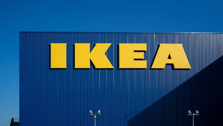 Foto van het IKEA logo op de gevel van een winkel