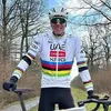 🎥 Op verkenning voor... Parijs-Roubaix?! Tadej Pogacar vliegt over de kasseien in het Bos van Wallers | Wieler Revue