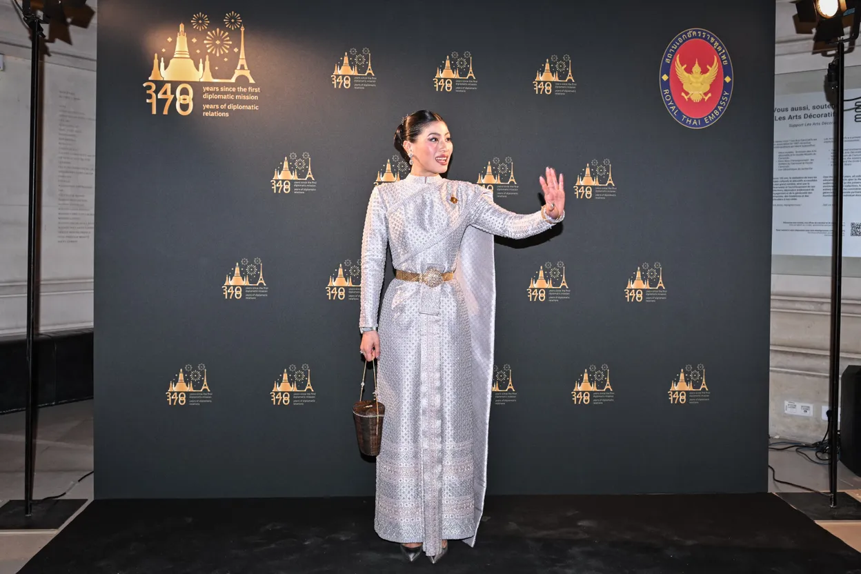 Prinses Sirivannavari bij de 'La Mode en Majeste' expositie in Parijs, mei 2026. 
