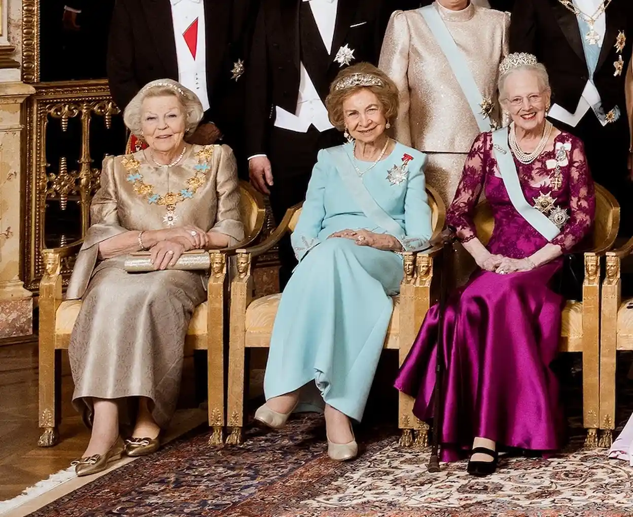 Prinses Beatrix, koningin Sofia van Spanje en koningin Margrethe van Denemarken bij het verjaardagsgala van de Zweedse koning Carl XVI Gustaf.