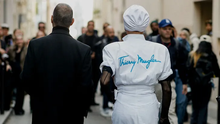 Een vrouw en man die naast elkaar lopen