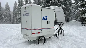 Hij bouwde een elektrische postfiets om tot microcamper en stuurde hem direct de sneeuw in