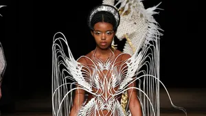 Iris van Herpen niet bij Paris Couture Week – Foto van model in Iris van Herpen-creatie tijdens Fashion Week 2023.