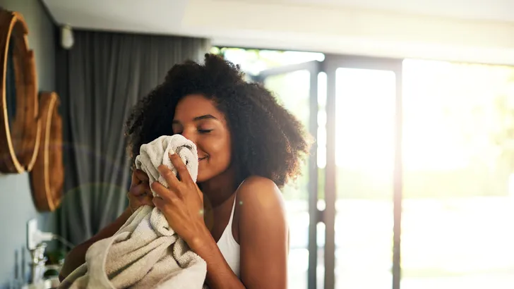 Lifehack: zo verwijder je voortaan hardnekkige koffievlekken uit je kleding