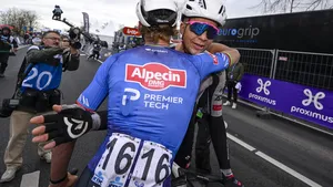 Florian Vermeersch reed een ijzersterke Omloop Het Nieuwsblad, maar botste op tegen een te sterke Mathieu van der Poel. De Belg legt uit waarom hij loste op De Muur.