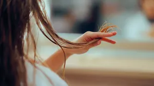 Fijn en futloos haar. – Foto van vrouw met lang haar