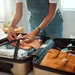 Vrouw is haar koffer aan het inpakken voor vakantie.