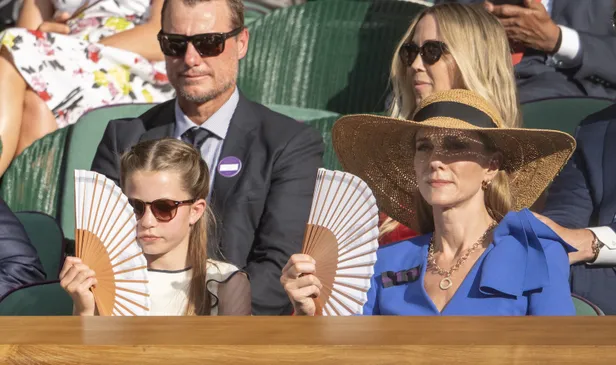 Foto van prinses Charlotte en prinses Kate met waaiers op de tribune bij Wimbledon, juli 2025.