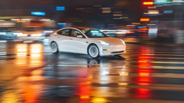 Onderzoek bewijst: stille elektrische auto's vormen groot risico voor voetgangers en fietsers