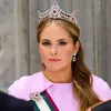 Prinses Amalia breekt bovenarm na val van paard en moet onder het mes | Beau Monde