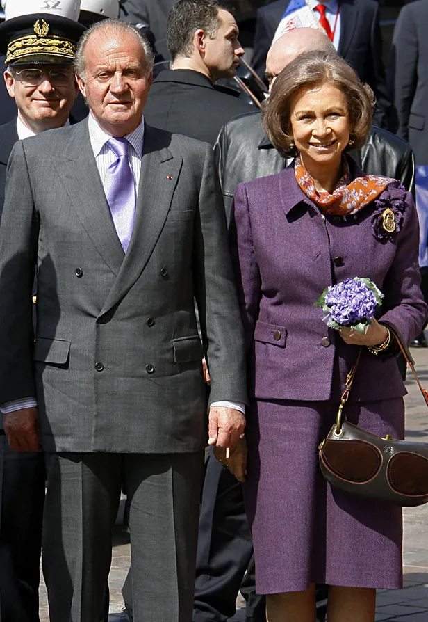 Archieffoto van koning Juan Carlos I en koningin Sofía van Spanje in 2006, bij een bezoek aan Frankrijk. 